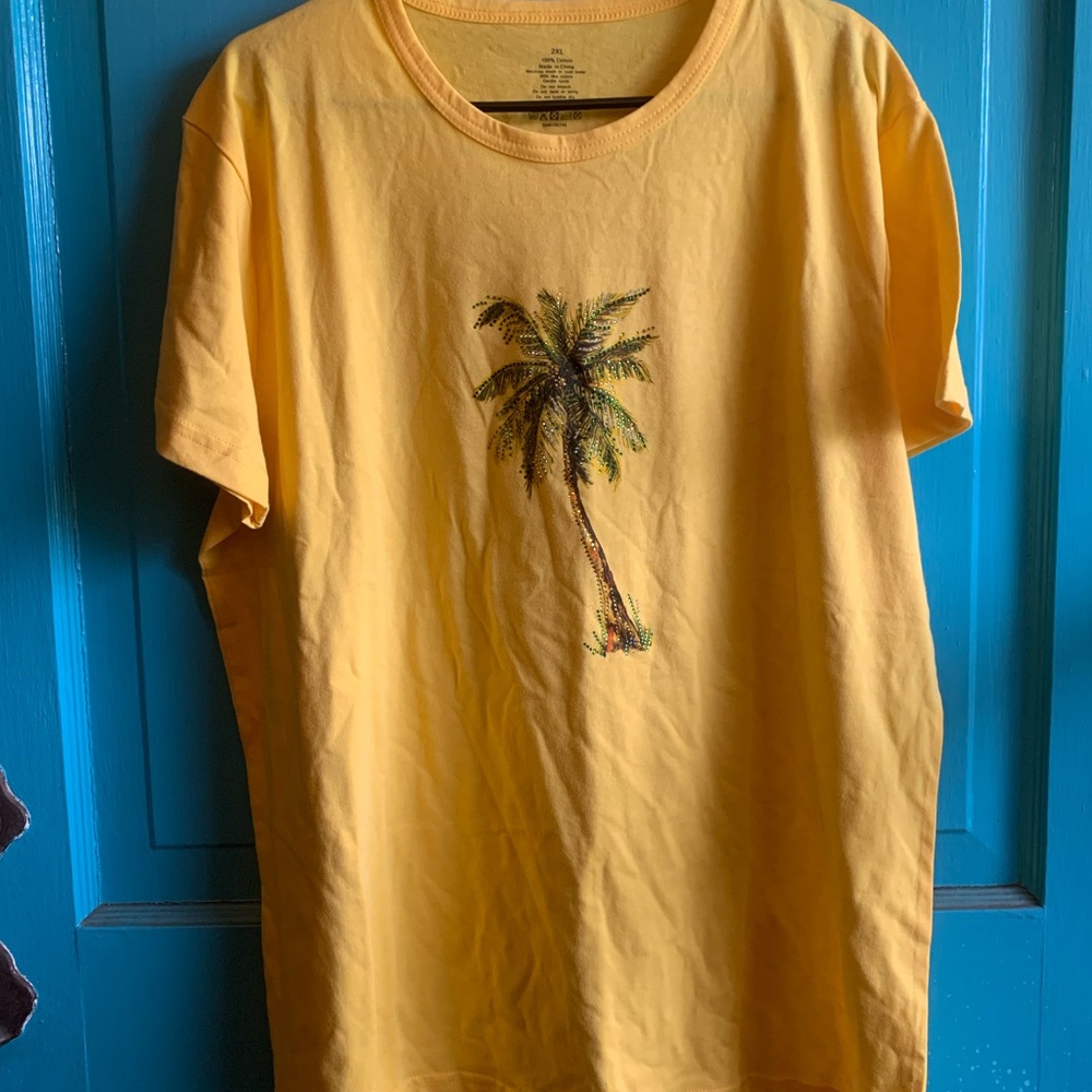 2xl yellow tshirt with pineapple decal